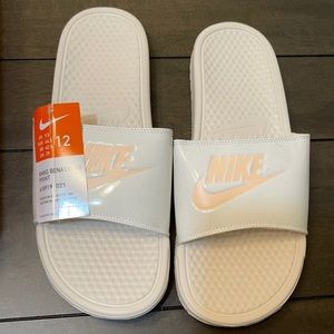 NWT Size 12 Nike Flip Flops